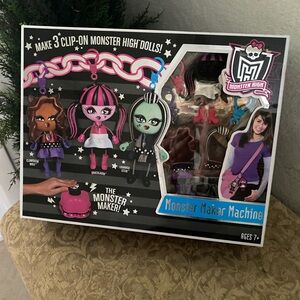 The Monster High 2011 Doll Hanging Charm Clip-On Monster Maker Machine Accessory